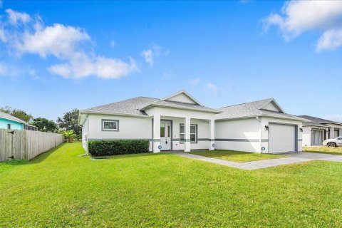 House in Port St. Lucie, Florida 4 bedrooms, 189.15 sq.m. № 2249778 - photo 4
