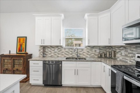 House in Port St. Lucie, Florida 4 bedrooms, 189.15 sq.m. № 2249778 - photo 12
