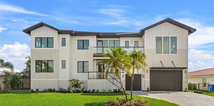 Villa ou maison à Saint Petersburg, Floride 5 chambres, 521.65 m2 № 1439380