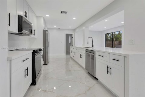 Купить виллу или дом в Лодердейл-Лейкс, Флорида 4 спальни, № 1895941 - фото 6