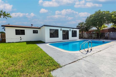 Купить виллу или дом в Лодердейл-Лейкс, Флорида 4 спальни, № 1895941 - фото 22