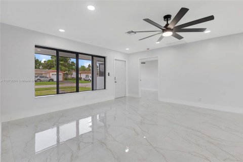 Купить виллу или дом в Лодердейл-Лейкс, Флорида 4 спальни, № 1895941 - фото 3