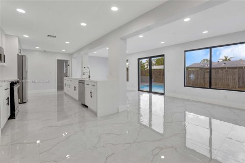 Купить виллу или дом в Лодердейл-Лейкс, Флорида 4 спальни, № 1895941 - фото 5