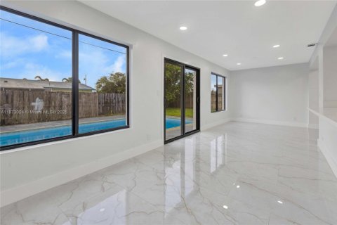 Купить виллу или дом в Лодердейл-Лейкс, Флорида 4 спальни, № 1895941 - фото 8