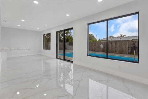 Купить виллу или дом в Лодердейл-Лейкс, Флорида 4 спальни, № 1895941 - фото 7