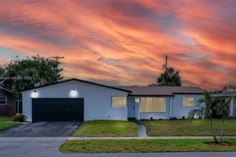 Купить виллу или дом в Лодердейл-Лейкс, Флорида 4 спальни, № 1895941 - фото 1