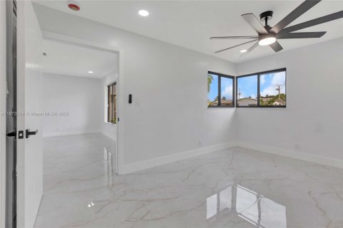 Купить виллу или дом в Лодердейл-Лейкс, Флорида 4 спальни, № 1895941 - фото 10