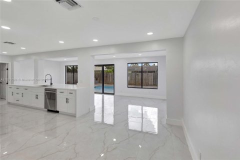 Купить виллу или дом в Лодердейл-Лейкс, Флорида 4 спальни, № 1895941 - фото 4