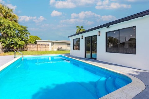 Купить виллу или дом в Лодердейл-Лейкс, Флорида 4 спальни, № 1895941 - фото 25