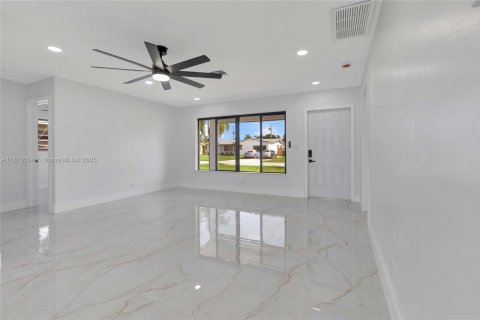 Купить виллу или дом в Лодердейл-Лейкс, Флорида 4 спальни, № 1895941 - фото 18