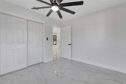 Купить виллу или дом в Лодердейл-Лейкс, Флорида 4 спальни, № 1895941 - фото 17