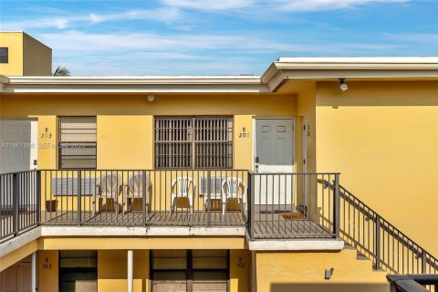 Condo in Hollywood, Florida  № 2029732 - photo 11