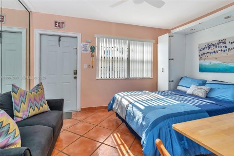 Condo in Hollywood, Florida  № 2029732 - photo 16