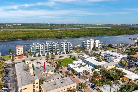 Condo in Hollywood, Florida  № 2029732 - photo 8