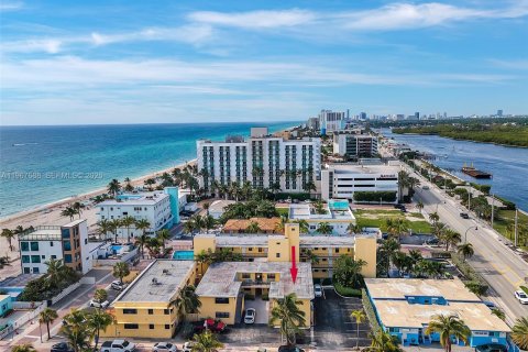 Condo in Hollywood, Florida  № 2029732 - photo 12