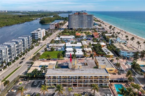 Condo in Hollywood, Florida  № 2029732 - photo 7