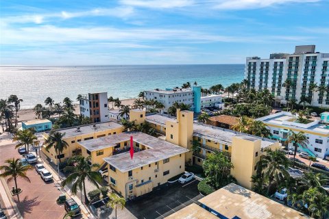 Condo in Hollywood, Florida  № 2029732 - photo 3