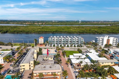 Condo in Hollywood, Florida  № 2029732 - photo 9