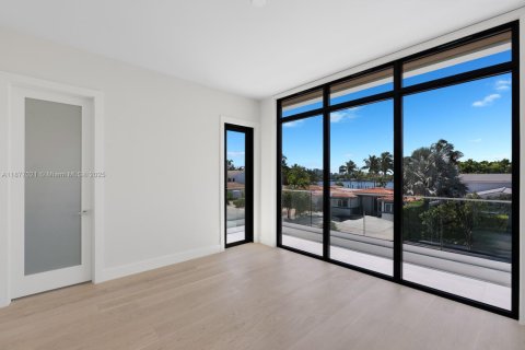 Villa ou maison à vendre à Miami Beach, Floride: 5 chambres, 333.24 m2 № 1922933 - photo 17