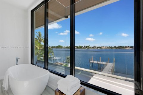 Villa ou maison à vendre à Miami Beach, Floride: 5 chambres, 333.24 m2 № 1922933 - photo 15