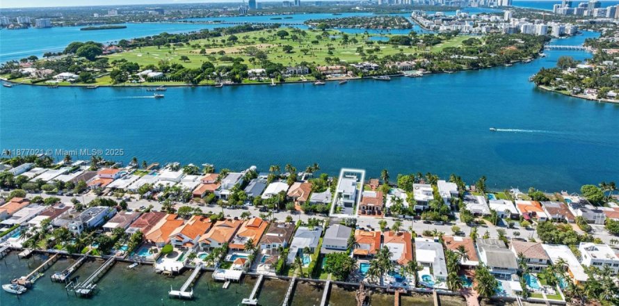 Villa ou maison à Miami Beach, Floride 5 chambres, 333.24 m2 № 1922933