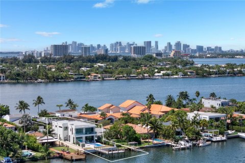 Villa ou maison à vendre à Miami Beach, Floride: 5 chambres, 333.24 m2 № 1922933 - photo 2