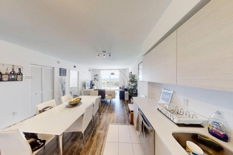 Купить кондоминиум в Майами, Флорида 1 спальня, 67.82м2, № 2054492 - фото 6
