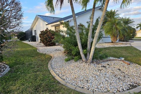 House in Punta Gorda, Florida 3 bedrooms, 160.81 sq.m. № 2427557 - photo 3