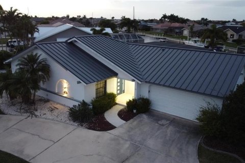 House in Punta Gorda, Florida 3 bedrooms, 160.81 sq.m. № 2427557 - photo 9