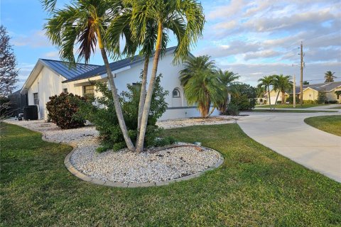 House in Punta Gorda, Florida 3 bedrooms, 160.81 sq.m. № 2427557 - photo 4