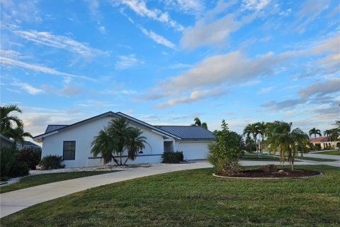 House in Punta Gorda, Florida 3 bedrooms, 160.81 sq.m. № 2427557 - photo 5