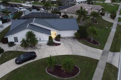 House in Punta Gorda, Florida 3 bedrooms, 160.81 sq.m. № 2427557 - photo 8
