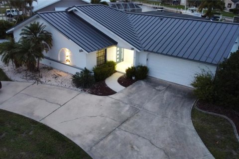 House in Punta Gorda, Florida 3 bedrooms, 160.81 sq.m. № 2427557 - photo 6