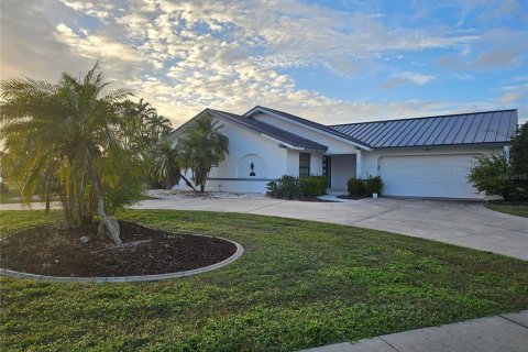 House in Punta Gorda, Florida 3 bedrooms, 160.81 sq.m. № 2427557