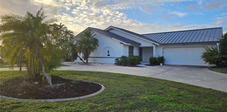 House in Punta Gorda, Florida 3 bedrooms, 160.81 sq.m. № 2427557