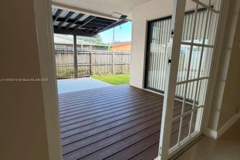 Casa en alquiler en Dania Beach, Florida, 3 dormitorios, 210.33 m2 № 1953445 - foto 11