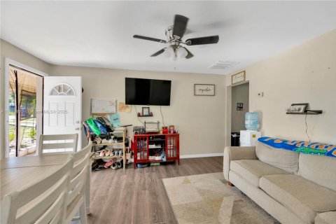 Купить коммерческую недвижимость в Лейк-Уэльс, Флорида № 1934273 - фото 8