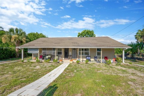 Купить коммерческую недвижимость в Лейк-Уэльс, Флорида № 1934273 - фото 1