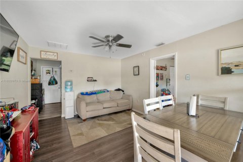 Купить коммерческую недвижимость в Лейк-Уэльс, Флорида № 1934273 - фото 3