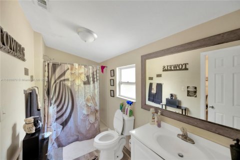 Купить коммерческую недвижимость в Лейк-Уэльс, Флорида № 1934273 - фото 5