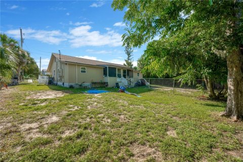 Купить коммерческую недвижимость в Лейк-Уэльс, Флорида № 1934273 - фото 11