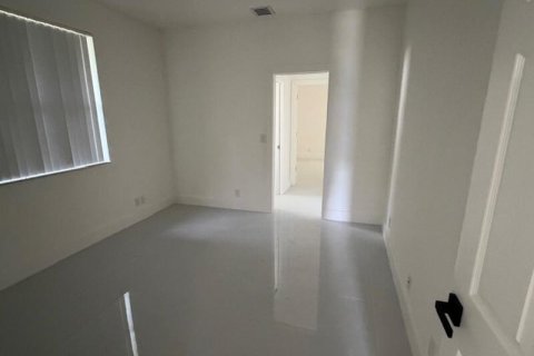 House in Weston, Florida 5 bedrooms, 278.71 sq.m. № 2420848 - photo 8
