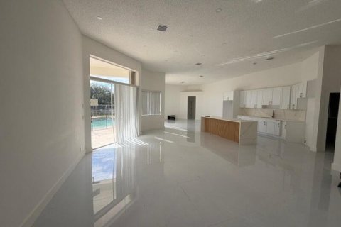 House in Weston, Florida 5 bedrooms, 278.71 sq.m. № 2420848 - photo 2