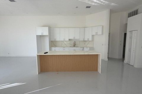 House in Weston, Florida 5 bedrooms, 278.71 sq.m. № 2420848 - photo 3