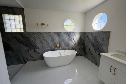 House in Weston, Florida 5 bedrooms, 278.71 sq.m. № 2420848 - photo 14