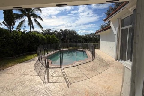 House in Weston, Florida 5 bedrooms, 278.71 sq.m. № 2420848 - photo 15
