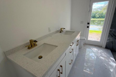 House in Weston, Florida 5 bedrooms, 278.71 sq.m. № 2420848 - photo 12