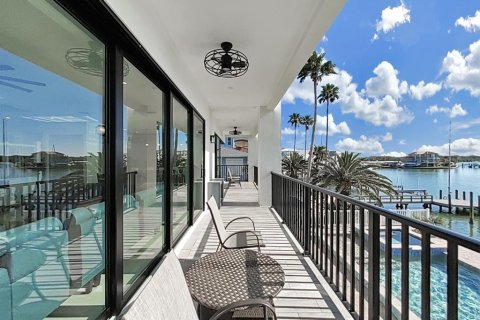 House in Madeira Beach, Florida 5 bedrooms, 363.53 sq.m. № 1608659 - photo 2