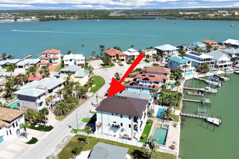 House in Madeira Beach, Florida 5 bedrooms, 363.53 sq.m. № 1608659 - photo 25