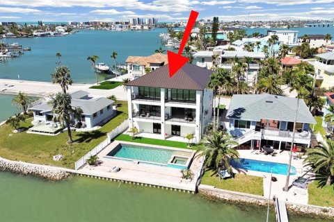 House in Madeira Beach, Florida 5 bedrooms, 363.53 sq.m. № 1608659 - photo 26